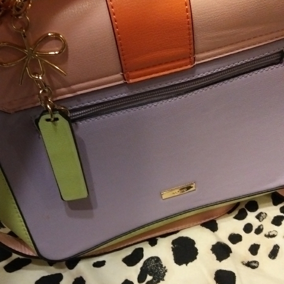 Iam selling a Aldo handbag - Picture 4 of 8